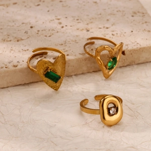 Set di anelli dorati a cuore e ovali con smeraldi verdi e pietre di zircone bianco