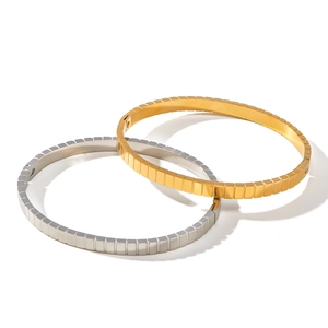 Bracelets géométriques en or 18 carats et argent avec motif à carreaux et fini poli