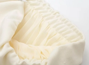 Détail de la taille élastique avec fermeture éclair invisible sur robe en maille