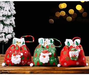 Detailansicht der 3D-Weihnachtsmann-Stoffbeutel mit festlichen Schneeflockenmustern
