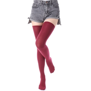 Gros plan de chaussettes hautes bordeaux en coton tricoté arrivant à mi-cuisse sur le mannequin