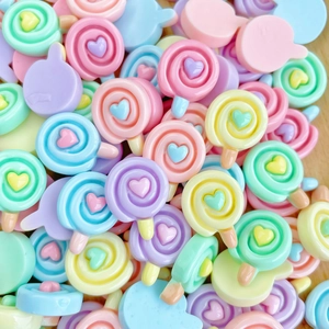 Bunte Lolli Harzanhänger mit Herz für DIY Handyhüllen und Bastelarbeiten im Set