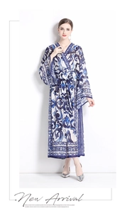 Robe longue imprimée porcelaine bleue et blanche avec col en V et ceinture à nouer
