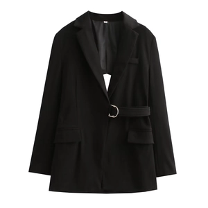 Détail de blazer noir avec découpes à la taille et ceinture à boucle métallique ronde