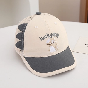 Détail d'une casquette filet enfant avec pointes de dinosaure et broderie luckyday