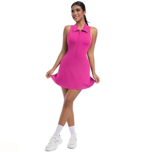 Robe de tennis rose vif avec col zippé et coupe en A pour le golf et le sport