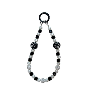Pendentif de téléphone perlé noir et blanc avec boules de strass étincelantes et perles
