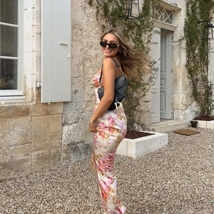 Détail de la robe nuisette fleurie en soie avec roses roses et coupe ajustée à volants