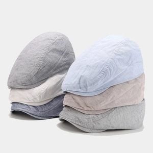 Pila de gorras planas transpirables con patrones de rejilla fina en varios colores pastel.