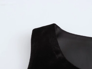 Primer plano del elegante escote y la lujosa textura de terciopelo negro del vestido