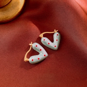 Boucles d'oreilles cœur chic avec pois rouges sur émail sarcelle et finition dorée