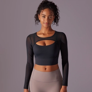 Détail des manches en maille transparente et de la découpe sur le haut de yoga noir