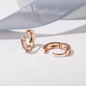 Orecchini a cerchio placcati oro rosa 18K con micro pavé di zirconi bianchi lucidi