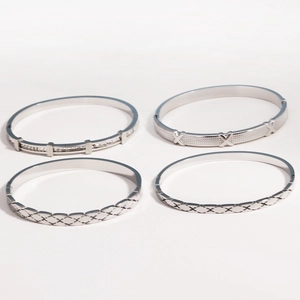 Vue détaillée des bracelets en acier titane argenté avec strass carrés et textures