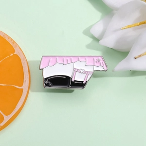 Broche en émail mignonne avec jupe rose et bas blancs pour sacs à dos