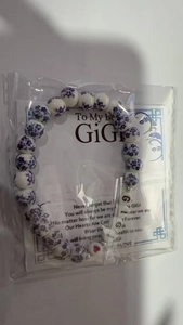 Bracciale in perline di ceramica bianca e blu con motivo floreale e biglietto regalo