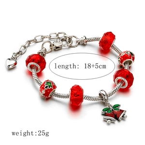 Détails du bracelet de Noël avec perles en verre rouge et pendentif cloche émaillé
