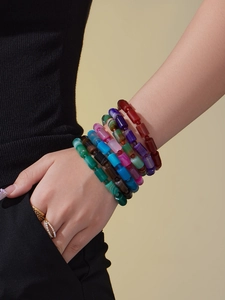 Detail bunter zylindrischer Achat-Armbänder mit natürlicher polierter Stein-Textur