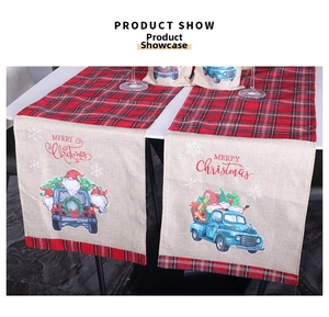 Détail d'un chemin de table de Noël avec carreaux rouges et dessin du Père Noël en voiture