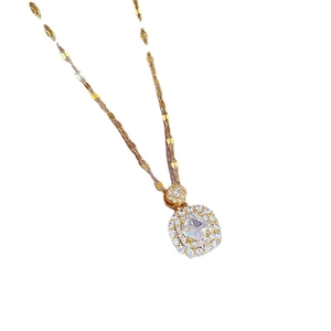 Collier en titane doré avec pendentif carré géométrique et cristaux micro-pavés