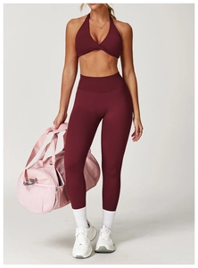 Ensemble de yoga bordeaux pour femme avec soutien-gorge licou et legging taille haute