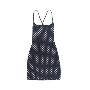 Vue détaillée du dos d'une robe à pois avec fines bretelles croisées élégantes