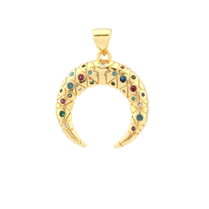 Dettaglio di pendente a mezzaluna dorato con zirconi colorati e anello di aggancio
