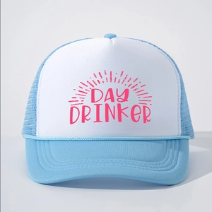 Casquette trucker classique bleue et blanche avec texte Day Drinker rose et corde tressée