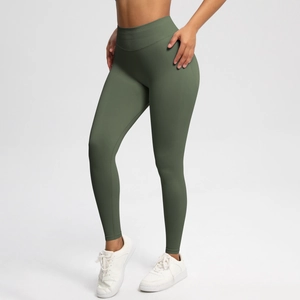 Detailansicht der dunkelolivgrünen, nahtlosen High-Waist-Yogahose mit Push-up-Effekt am Gesäß