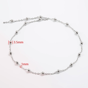 Detailaufnahme der silbernen Kugelkette mit 3,5mm Perlen und 1mm Kettenbreite