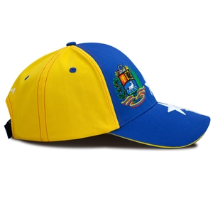 Ricamo dettagliato dello stemma del Venezuela su cappellino da baseball bicolore
