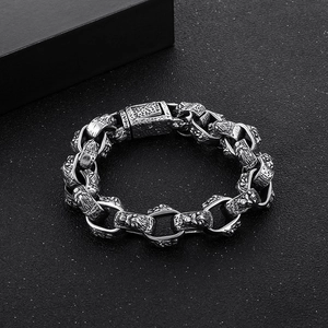 Détail du bracelet en acier à tête de lion vintage avec maillons industriels