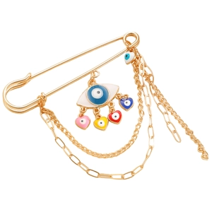 Detail einer goldenen Sicherheitsnadel-Brosche mit Evil Eye und bunten Emaille-Herzen
