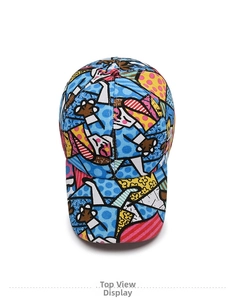 Detailansicht von oben einer Baseballkappe mit lebhaftem Pop-Art Graffiti-Muster