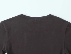 Gros plan détaillé des coutures et de la texture du tissu de ce t-shirt en maille marron