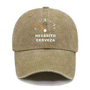 Dettaglio del cappellino in cotone lavato kaki con motivo birra e scritta Necesito Cerveza