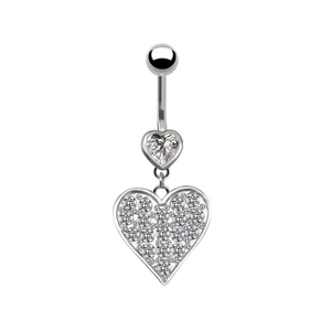 Gros plan du piercing de nombril en argent avec cristal en cœur et ailes d'ange