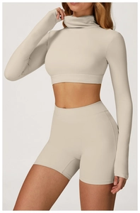 Details zum nahtlosen Sportset aus hochdehnbarem Strick mit Stehkragen und Shorts