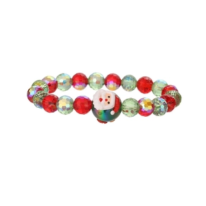 Bracelet de Noël avec perles rouges et vertes et breloque Père Noël sur fond blanc