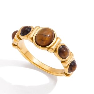 Détail de la bague rétro en acier inoxydable doré 18K sertie de cinq pierres œil de tigre