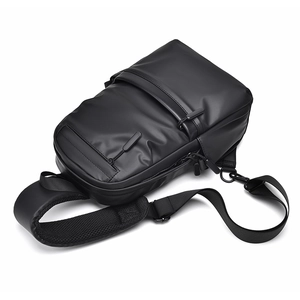 Wasserfeste schwarze Brusttasche für Herren mit mattem Finish und gepolstertem Gurt