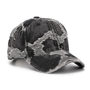 Vue détaillée de la texture denim usée et des bords effilochés sur cette casquette vintage