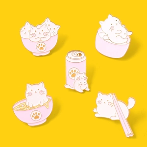 Collection détaillée de cinq broches chat en émail rose et blanc sur fond jaune vif