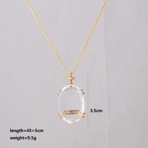 Detailed view of the 18K gold Star Tarot pendant with dimensions 3.5cm and 45cm chain