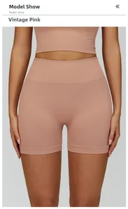 Modèle portant un short de yoga sans couture taille haute en rose vintage de face