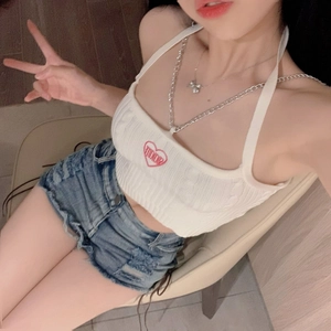 Top halter in maglia bianca con ricamo a cuore rosso e dettaglio catena in metallo