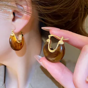 Boucles d'oreilles vintage françaises en résine ambre en forme de U avec accents dorés