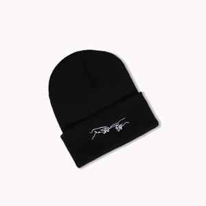 Détail du bonnet en maille noire avec broderie blanche inspirée de La Création d'Adam