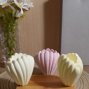 Set di tre vasi a forma di conchiglia bianco rosa e giallo con eleganti strisce verticali