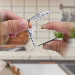 Leaf-shaped stainless steel tablecloth clip with high elasticity for thick dining tables